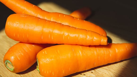 Comer muita cenoura pode deixar a pele laranja? Jovem viraliza no TikTok ao tentar alcançar o tom alaranjado apenas com mudanças na alimentação