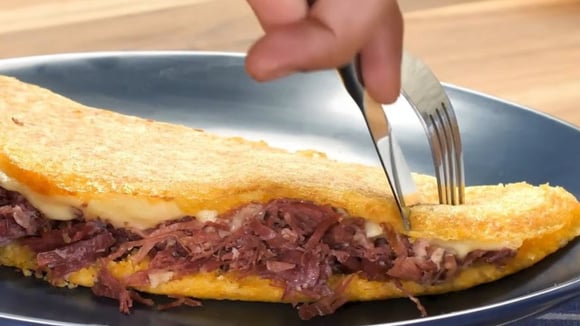 Tem cuscuz e tapioca em casa? TudoGostoso mostra como unir os dois em um lanche recheado