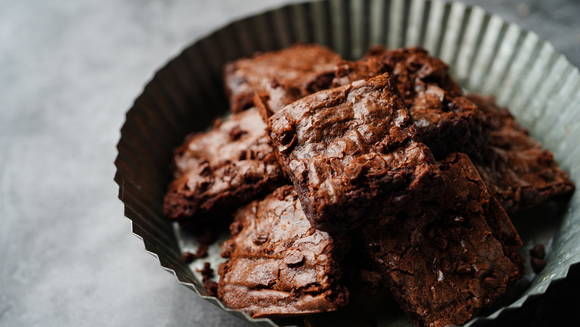 Com apenas 3 ingredientes (um deles surpreendente!) você faz um brownie saudável e delicioso