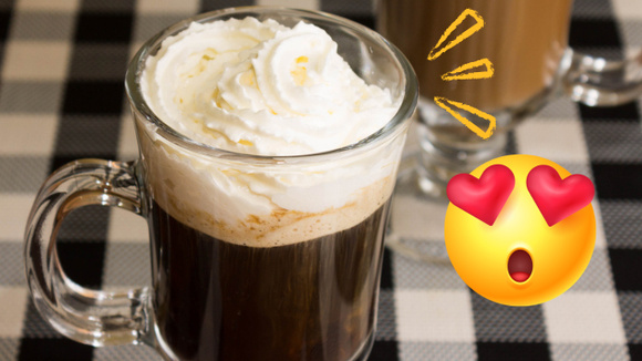 Como fazer chocolate quente simples com chantilly caseiro: bebida cremosa vai alegrar o seu dia
