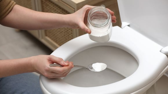 Você só precisa usar algumas colheres de sopa à noite para o calcário do vaso sanitário ter desaparecido de manhã!
