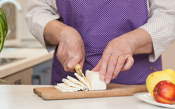 Demência: o possível papel do queijo em um dos maiores desafios de saúde global, segundo nova análise científica