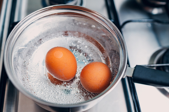 Truque muda o ovo por dentro sem quebrar a casca: como fazer o golden egg e transformar os ovos em prato gourmet de um jeito simples