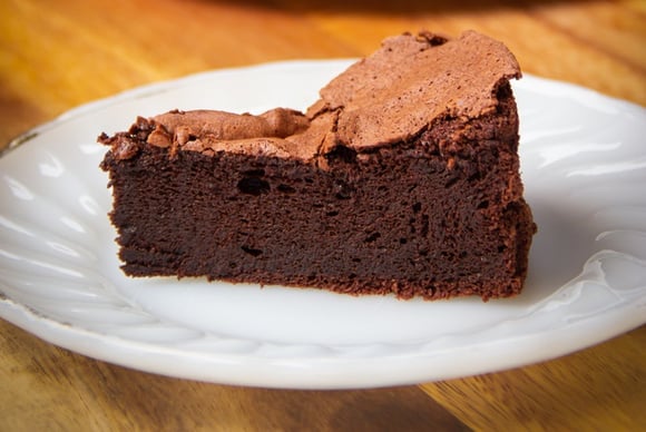 Bolo de chocolate cremoso SEM FARINHA é a receita perfeita para quem é intolerante ao glúten! Confira