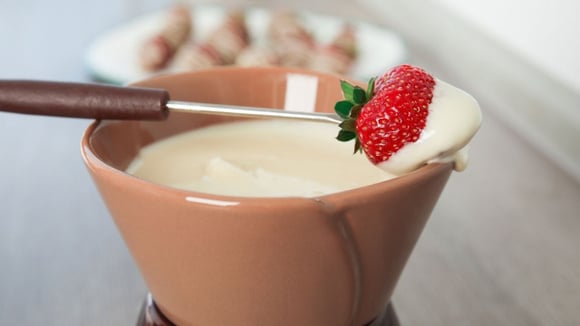 Fondue de chocolate branco e nozes com porção de morango (Créditos: Shutterstock)