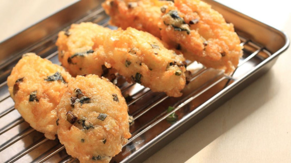 Para quem quer se afastar das frituras, o bolinho de arroz na airfryer é a escolha ideal (Créditos: Shutterstock)