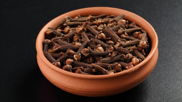 O cravo é mais usado em receitas doces, de sobremesas a bebidas (Créditos: Shutterstock)