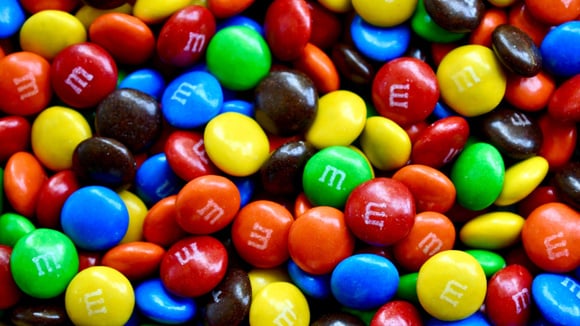 Duas cores de M&M’s vão sumir das embalagens e a explicação é curiosa: "Foi uma situação assustadora"