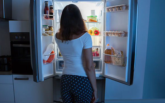 Abrir a geladeira muitas vezes ao dia aumenta a conta de luz? Especialistas alertam e o TudoGostoso explica