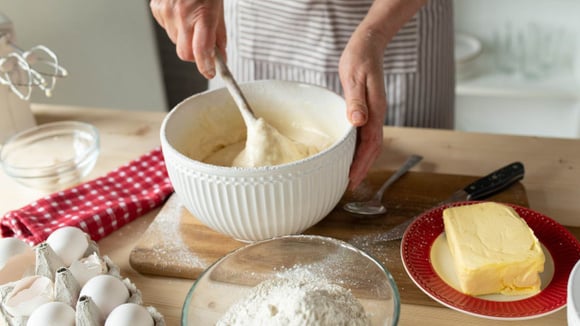 Nem bicarbonato, nem fermento: o ingrediente inesperado que deixa o bolo mais fofinho e úmido