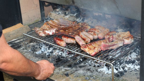A grelha em barra permite que a carne fique mais defumada e pode ser ótima para carnes mais magras (Créditos: Shutterstock)