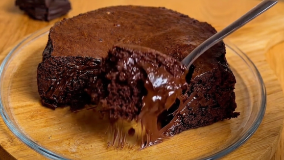 Doce de chocolate saudável preparado de forma rápida no forno doméstico. (Foto: reprodução @teulanche.fit no Instagram)