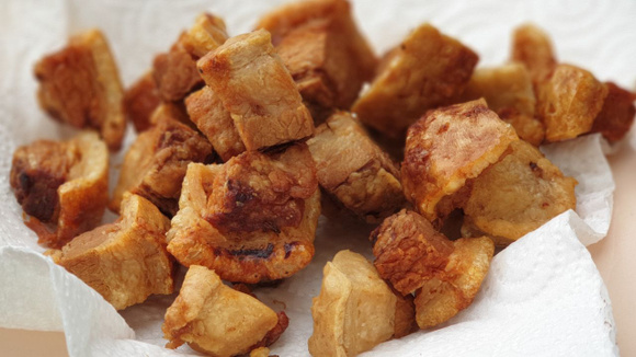 Fazer torresmo na panela de pressão é o jeito mais fácil e garantido de ter o petisco em casa rapidinho (igual de boteco)!
