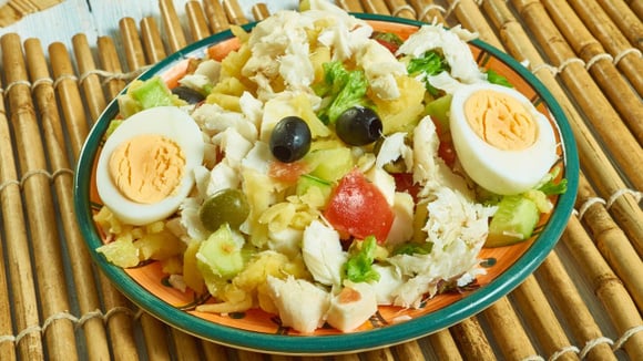 A salada de bacalhau é a estrela da ceia de Natal. (Créditos: TudoGostoso)