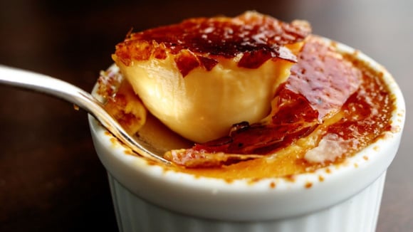 Crème brulée servido em pote pequeno com crosta crocante de açúcar quebrada por colher (Créditos: TudoGostoso)