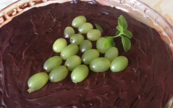 Já comece a buscar sorte no ano que vem com essa sobremesa com uvas (Créditos: TudoGostoso/Bianca Borges)
