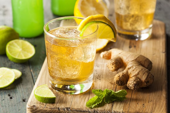 Quais são os benefícios do suco de hortelã e gengibre com limão?