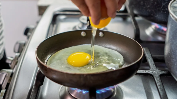 Meus ovos fritos ficaram muito mais suculentos e saudáveis depois que substituí o óleo e a manteiga por esse ingrediente