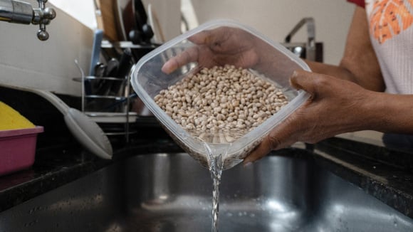 Experimente deixar o feijão de molho dessas duas formas para escolher qual você prefere (Créditos: Shutterstock)
