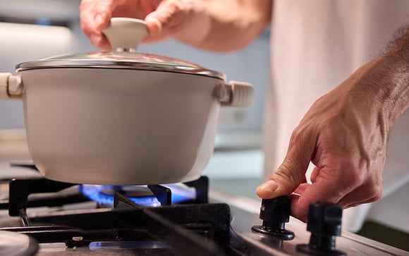 Gás caro? 5 truques simples na hora de cozinhar que vão fazer seu botijão durar muito mais