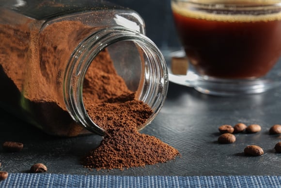 Mark, um barista experiente: "Para consumo em curto prazo, armazenar o café em temperatura ambiente fresca, entre 15 °C e 21 °C, é suficiente. Já para armazenamento prolongado, o congelamento pode ser extremamente eficaz"