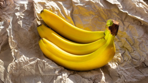 Nunca imaginei que as bananas durariam semanas sem escurecer quando guardadas com esse utensílio, mas funciona mesmo