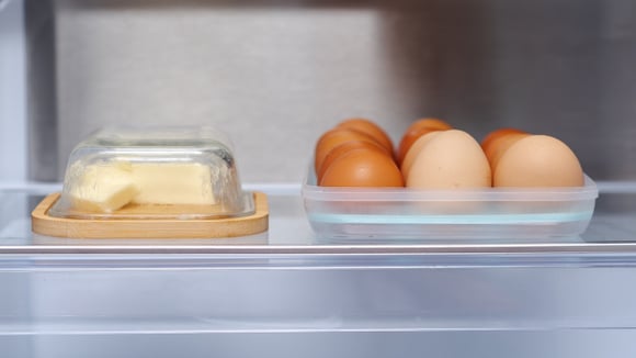Você tem armazenado ovos incorretamente esse tempo todo? Descubra por que você não deve guardar ovos na porta da geladeira e qual o melhor lugar para colocá-los