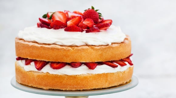 Naked cake de morango decorado com chantilly e pedaços da fruta (Créditos: Shutterstock)