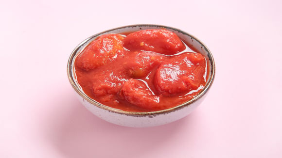 Praticidade e elegância no prato: tomate pelado garante sabor e mais agildiade. (Foto: Shutterstock)