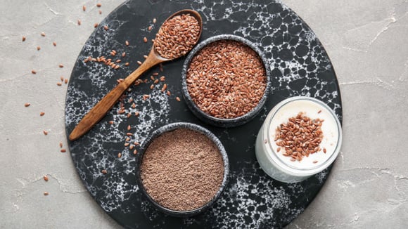 A semente de linhaça pode ser consumida inteira ou triturada, junto com iogurtes, saladas, vitaminas, pães e várias outras receitas (Créditos: Shutterstock)