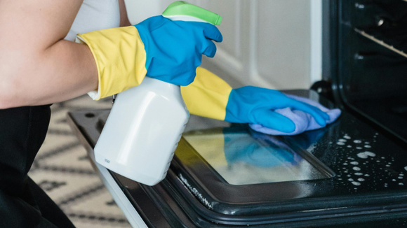 Um truque simples para limpar a porta do forno com vidro duplo sem desmontá-la
