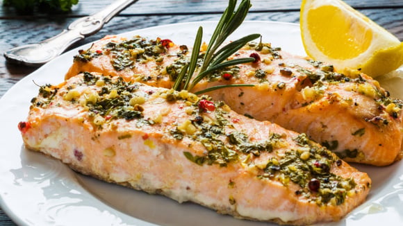 Aprenda a fazer um delicioso filé de salmão ao forno para incrementar seu menu natalino (Créditos: Shutterstock)
