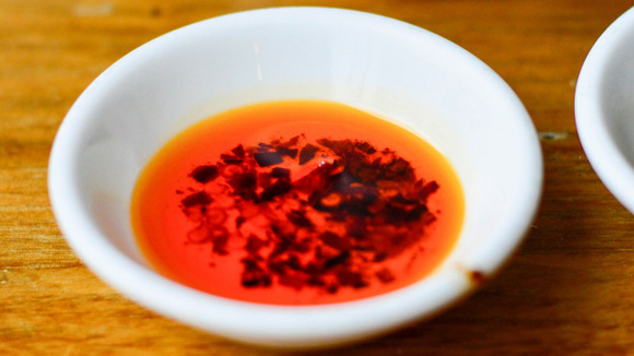 Fazer óleo de pimenta em casa é muito fácil do que você imagina e vai deixar seus pratos muito mais gostosos; aprenda a receita de chilli oil