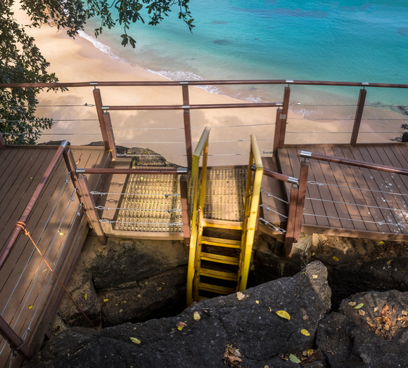 Para chegar ou sair da Baía do Sancho é preciso enfrentar uma escada por dentro da pedra (Créditos: Shutterstock)
