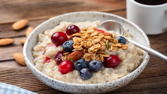 Com pouco esforço, é possível montar um café da manhã colorido, nutritivo e cheio de sabor. (Foto: Shutterstock).