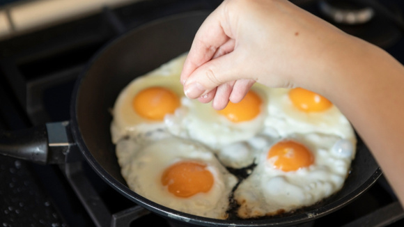 Adeus ovo frito grudado na frigideira: basta polvilhar esse ingrediente antes de colocar os ovos