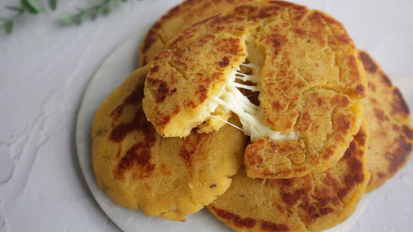 Como fazer arepas de banana-da-terra recheadas com queijo