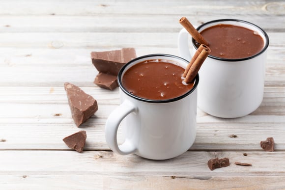 Chocolate quente cremoso com apenas quatro ingredientes: essa é a receita perfeita para espantar o frio da manhã