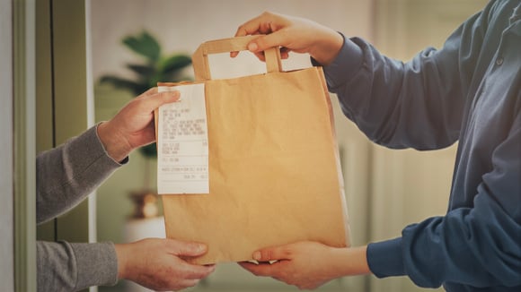 Advogado especialista explica o que fazer em caso de recebimento de produtos vencidos em compras de delivery: “Em situações mais graves, cabe dano moral.”