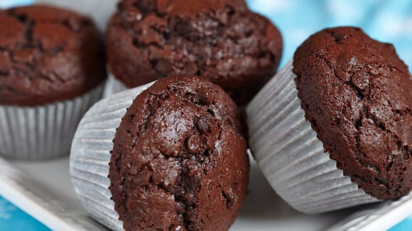 Clássico e econômico: como fazer bolinhos de chocolate caseiros com sabor de padaria