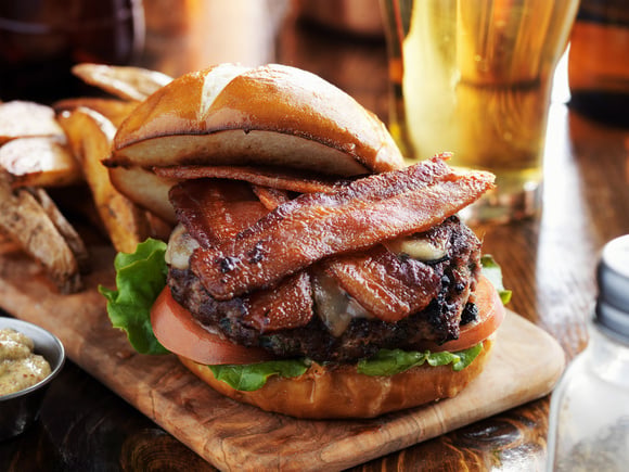 Hambúrguer de fraldinha com bacon (Créditos: Shutterstock)