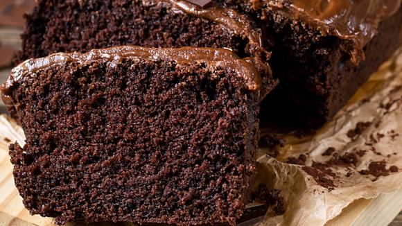 Por que alguns cozinheiros colocam café no bolo de chocolate? TudoGostoso explica como o truque pode transformar a receita