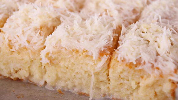 Bolo de coco molhadinho: embrulho as fatias no papel-alumínio para ficar bem gelado, todo mundo ama essa receita
