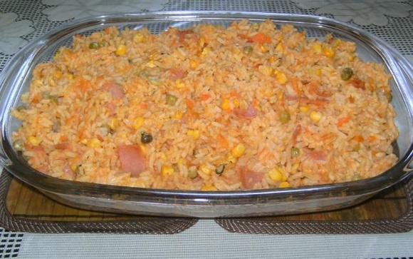 Usar legumes diferentes deixa o arroz de forno mais colorido e divertido (Créditos: TudoGostoso/Luana Kelly)