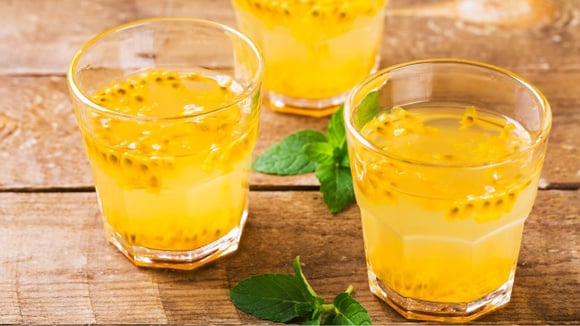 A caipirinha de maracujá com saquê é ideal para quem não quer tomar a versão tradicional (Créditos: Shutterstock)