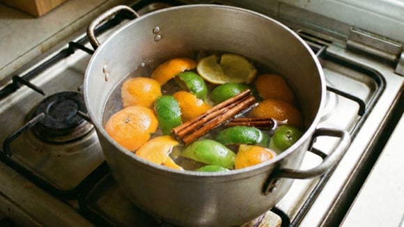 Vovó fervia cascas de laranja e limão com canela e sempre achei que era para fazer chá, mas tinha outro motivo genial