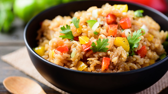 Arroz pronto em 7 minutos: a receita prática que aprendi no TudoGostoso e salva qualquer almoço ou jantar (com legumes e linguiça)