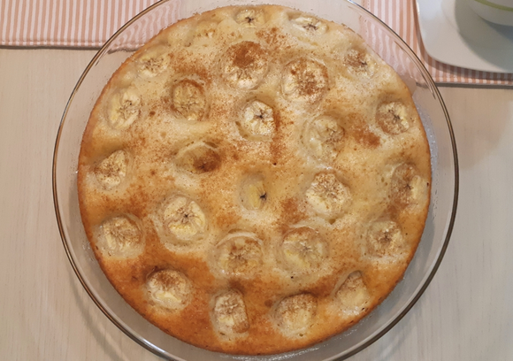 Só bater no liquidificador: bolo de milho ou bolo de banana? Não precisa escolher, faça os dois!