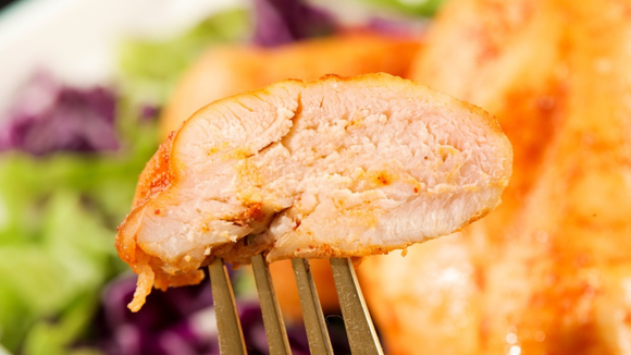 Nem óleo, nem técnica: os cozinheiros concordam que um copo de leite pode evitar que o peito de frango resseque, e o TudoGostoso explica