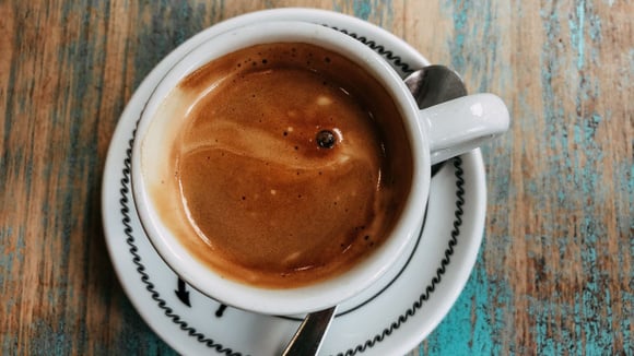 O que significa a espuma no café expresso? Crema bonita não é sinônimo de café bom